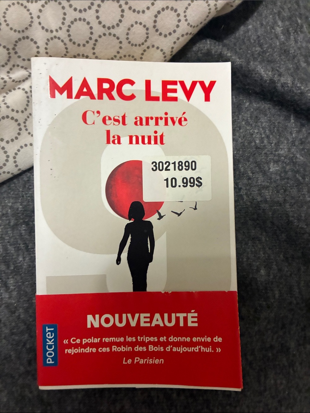 'C'est arrivé la nuit' Paperback — Red & White Cover